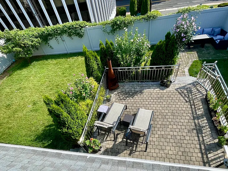 266 Frances St — Photo 2