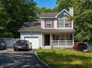 192 W Yaphank Rd, Coram, NY 11727