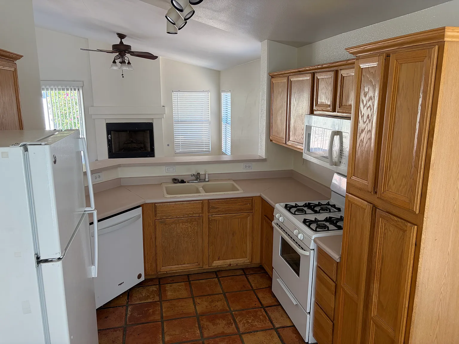 3 bed, 1262 sqft, $2,100 — Photo 3