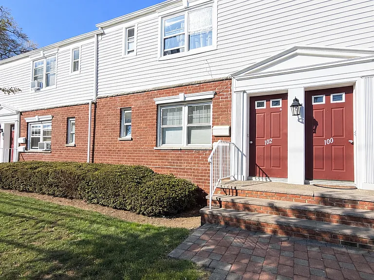 102A Hastings Ave — Photo 1