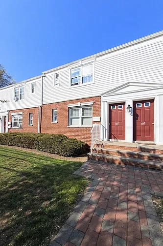 102A Hastings Ave Photo 1