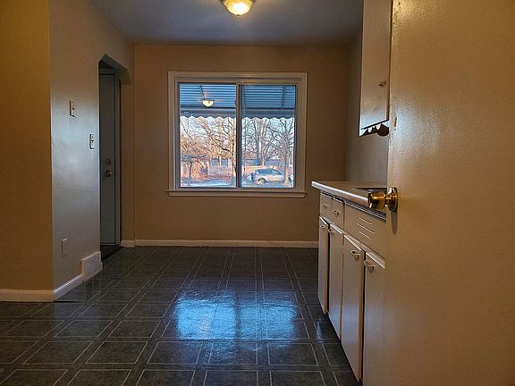 3rd image of 112 Pioneer Ave