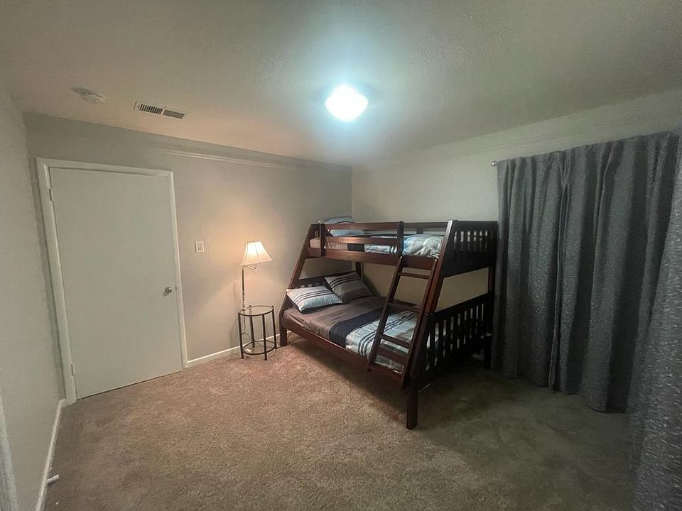 1st image of 900 Dora St