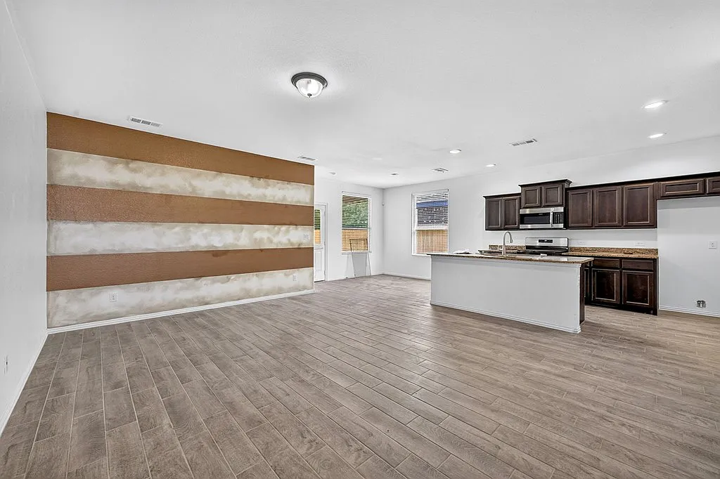 4 bed, 2.0 bath, 1800 sqft, $2,700 — Photo 4