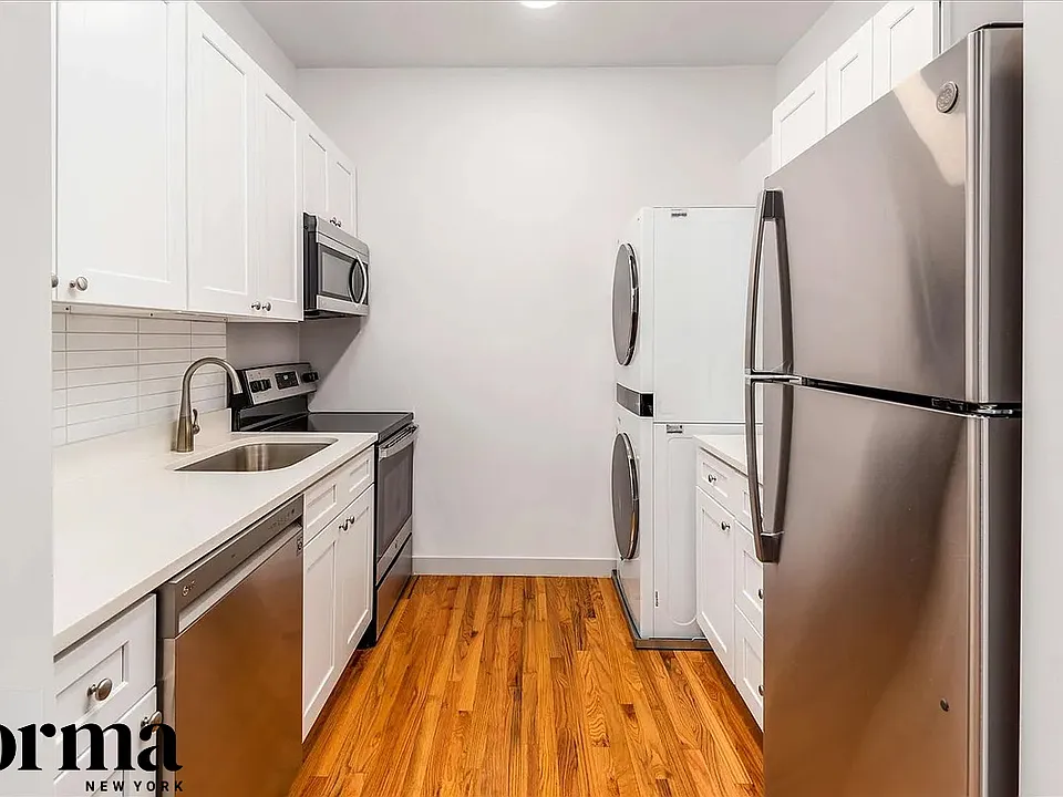 51-10 Vernon Blvd #2D