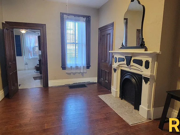2323 Sarah St — Photo 9