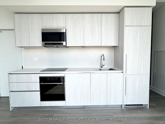 2nd image of 8 Cumberland St #5002
