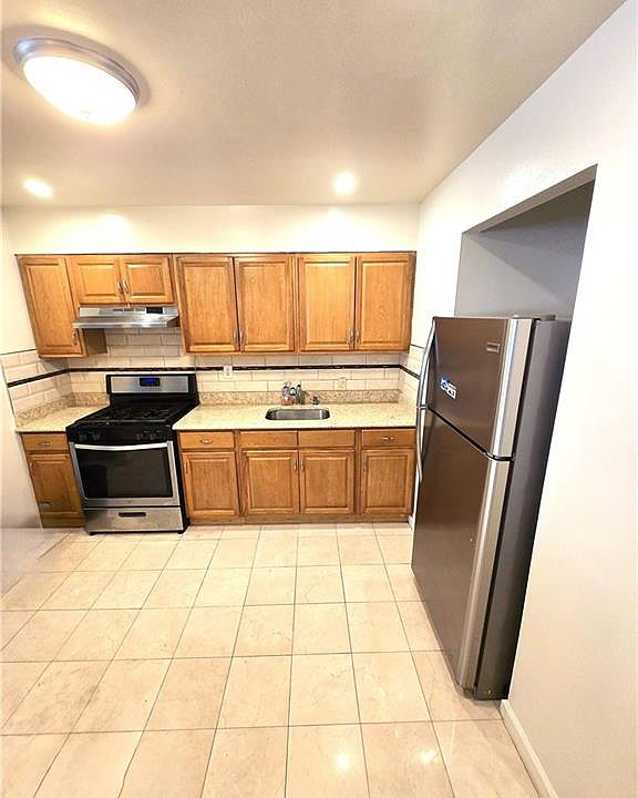 1st image of 942 E 81st St
