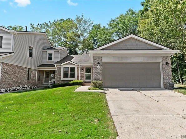 657 Woodside Dr, Milford, MI 48381
