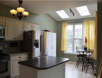 Eat-in Kitchen w Skylights