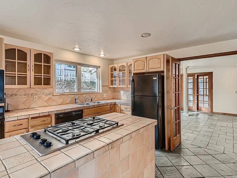 1045 Gilbert St — Photo 9
