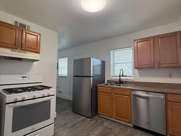 9523-9525 Charlotte St — Photo 2