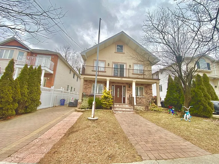 19 Hillcrest Ave — Photo 1