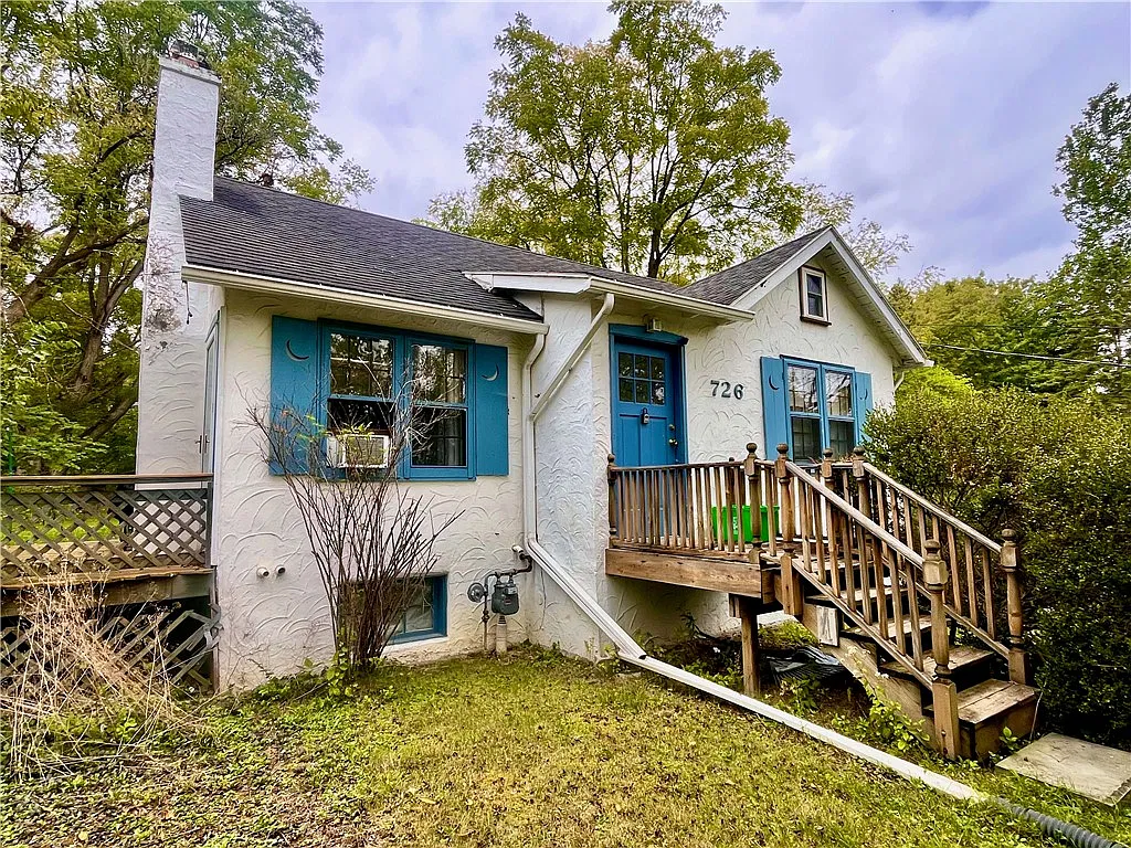 3 bed, 1.0 bath, 744 sqft, $1,950 — Photo 2