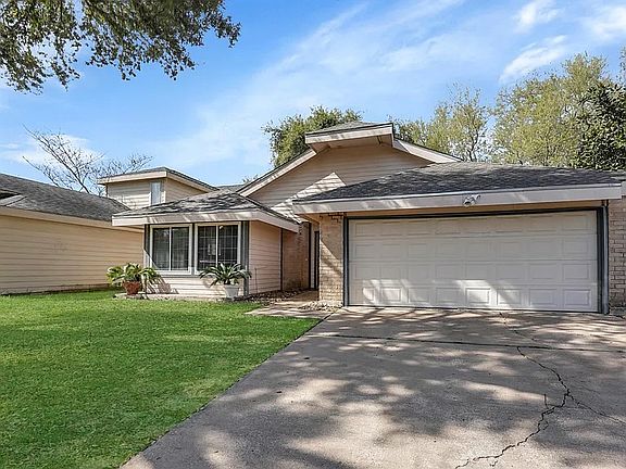 2nd image of 19734 Lake Hollow Ln