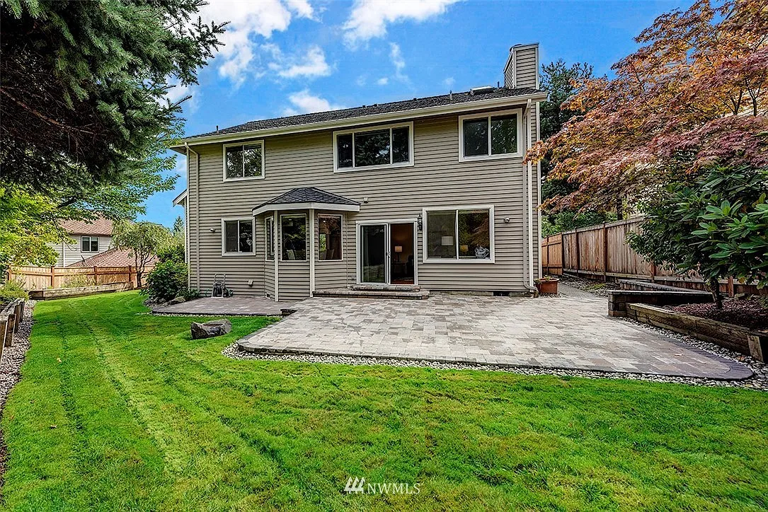 3 bed, 2.5 bath, 2340 sqft, $4,150 — Photo 2