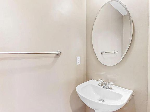 3rd image of 224 Creekside Dr
