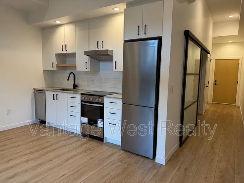 1 bed, 1.0 bath, 577 sqft, $1,585 — Photo 2