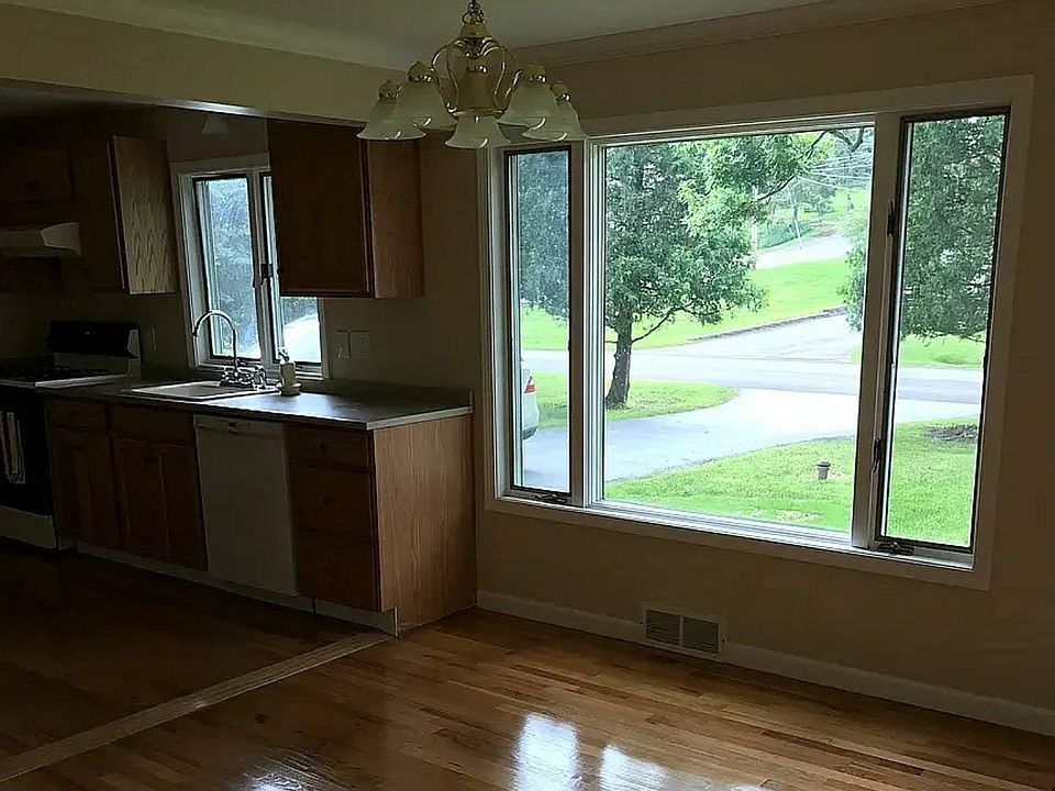 2nd image of 120 Laurel Cir