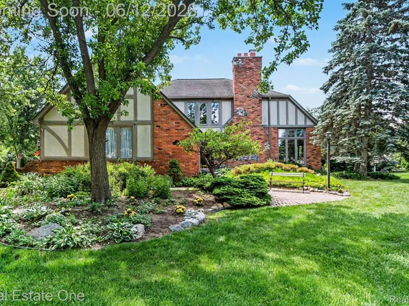 1751 Carpenter Dr, Troy, MI 48098
