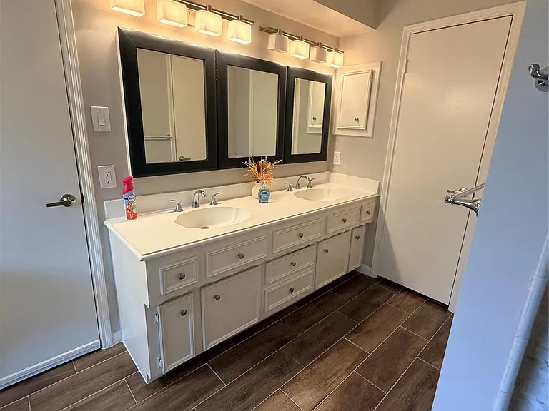 7846 Bankside Dr — Photo 14