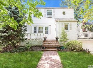 33 Flower Rd, Valley Stream, NY 11581