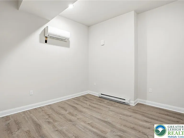 109 S Centre St #4 — Photo 3