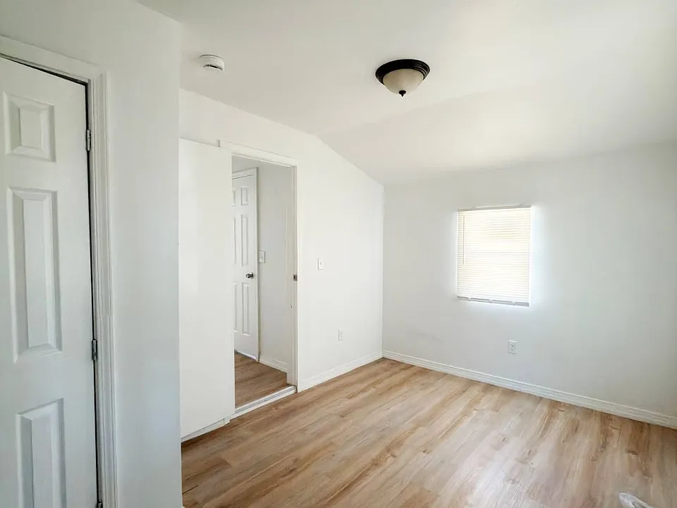 101 W 21st St #1