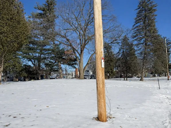 608 W Union St, Waupaca, WI 54981