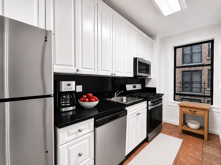 425 Riverside Dr #5EE — Photo 3