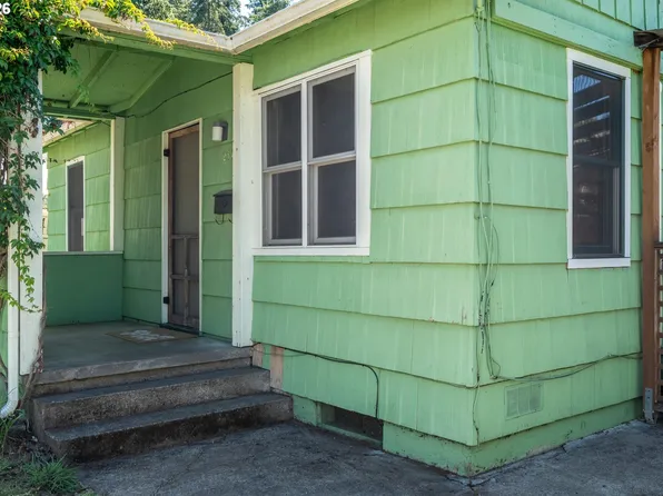 2570 Emerald St, Eugene, OR 97403