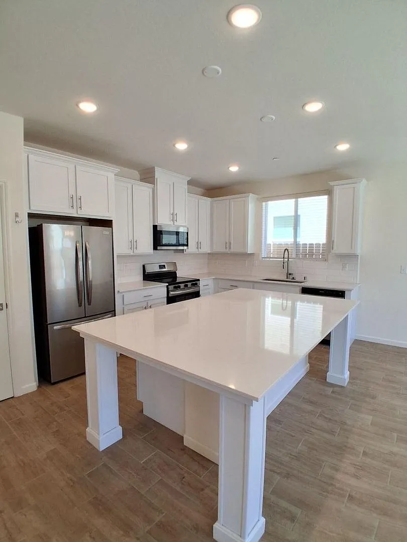Special: Half Of First Month's Rent! Solar Included! Spacious Single-Story Fresno Home With Den &... — Photo 3