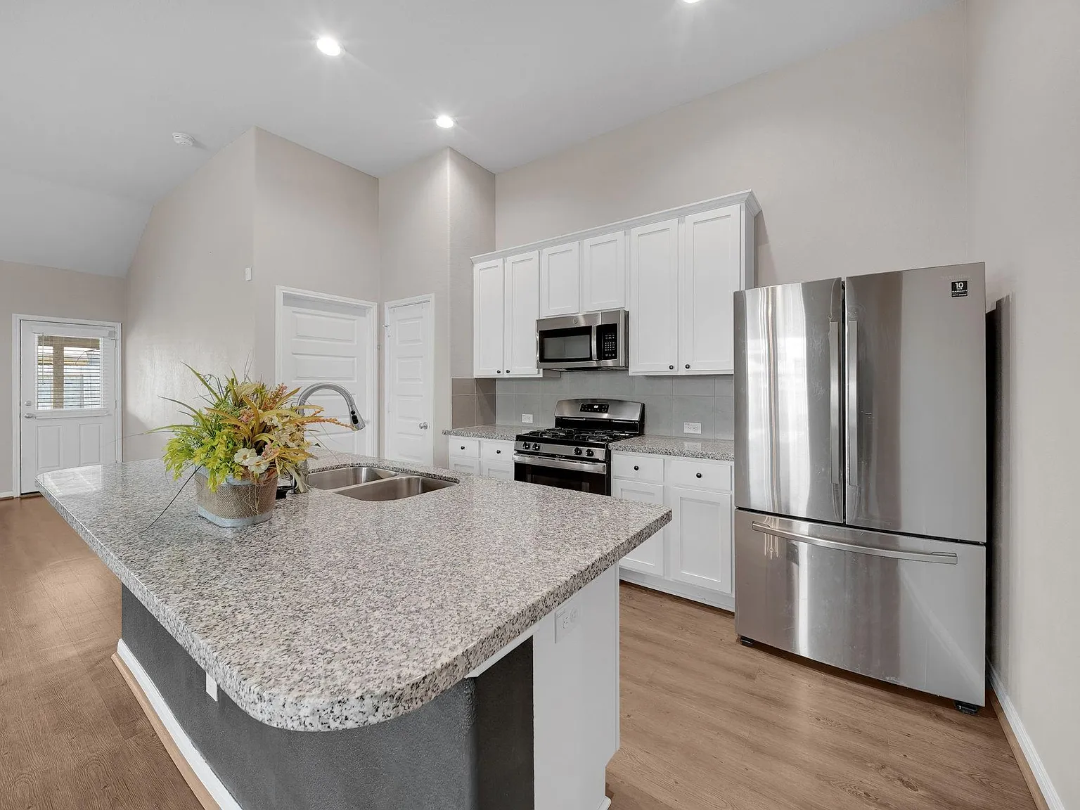 3 bed, 2.0 bath, 1697 sqft, $2,200 — Photo 3