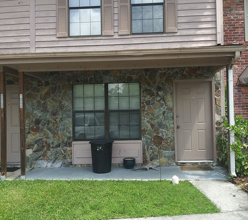1st image of 822 Village Dr