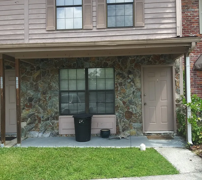 822 Village Dr