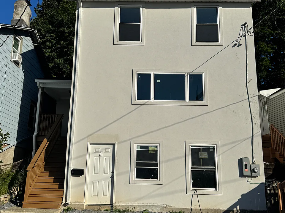 12 Louisa St