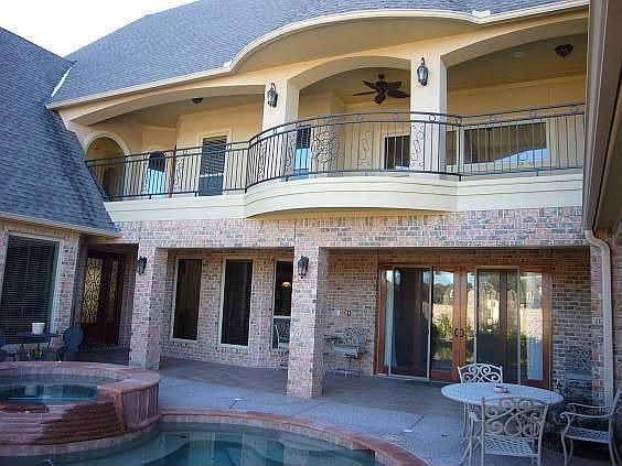 4th image of 930 Belclaire Cir