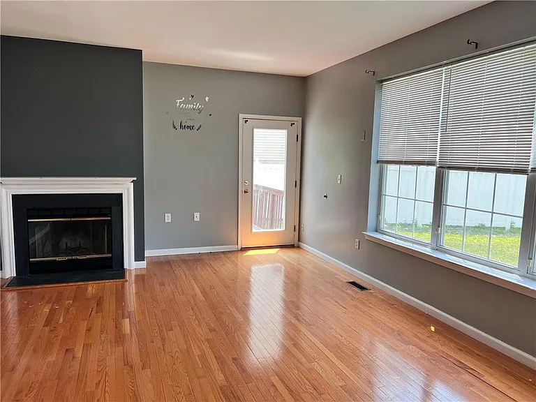 966 Hollow Ct — Photo 6