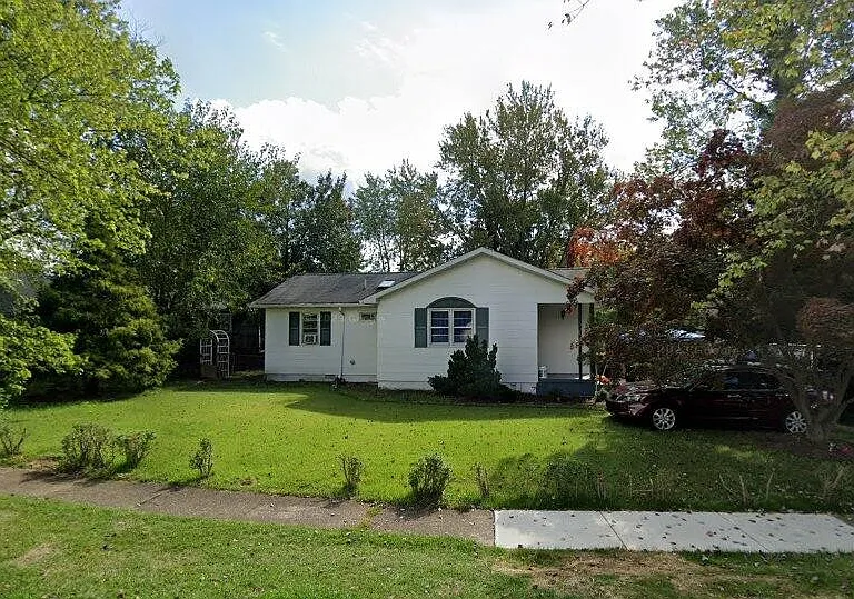 Evelyn Dr — Photo 1