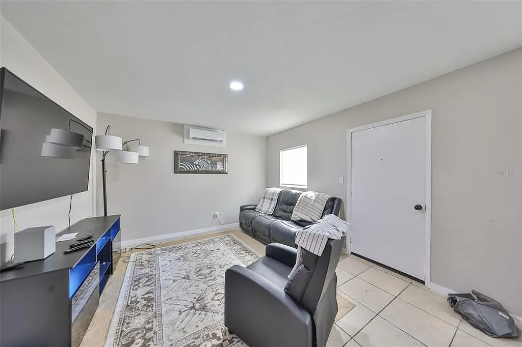 2 bed, 1.0 bath, 650 sqft, $1,400 — Photo 3