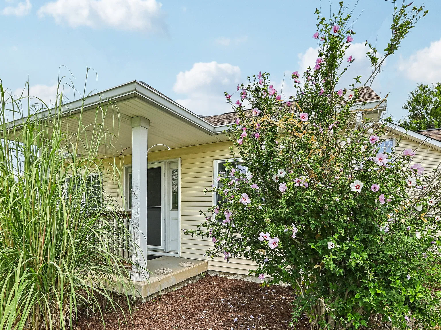 4 bed, 2486 sqft, $2,090 — Photo 2