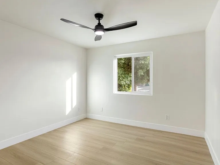 GS - 3129 Emerson — Photo 6