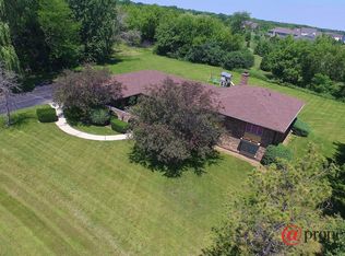 11 Old Barn Rd, Hawthorn Woods, IL 60047