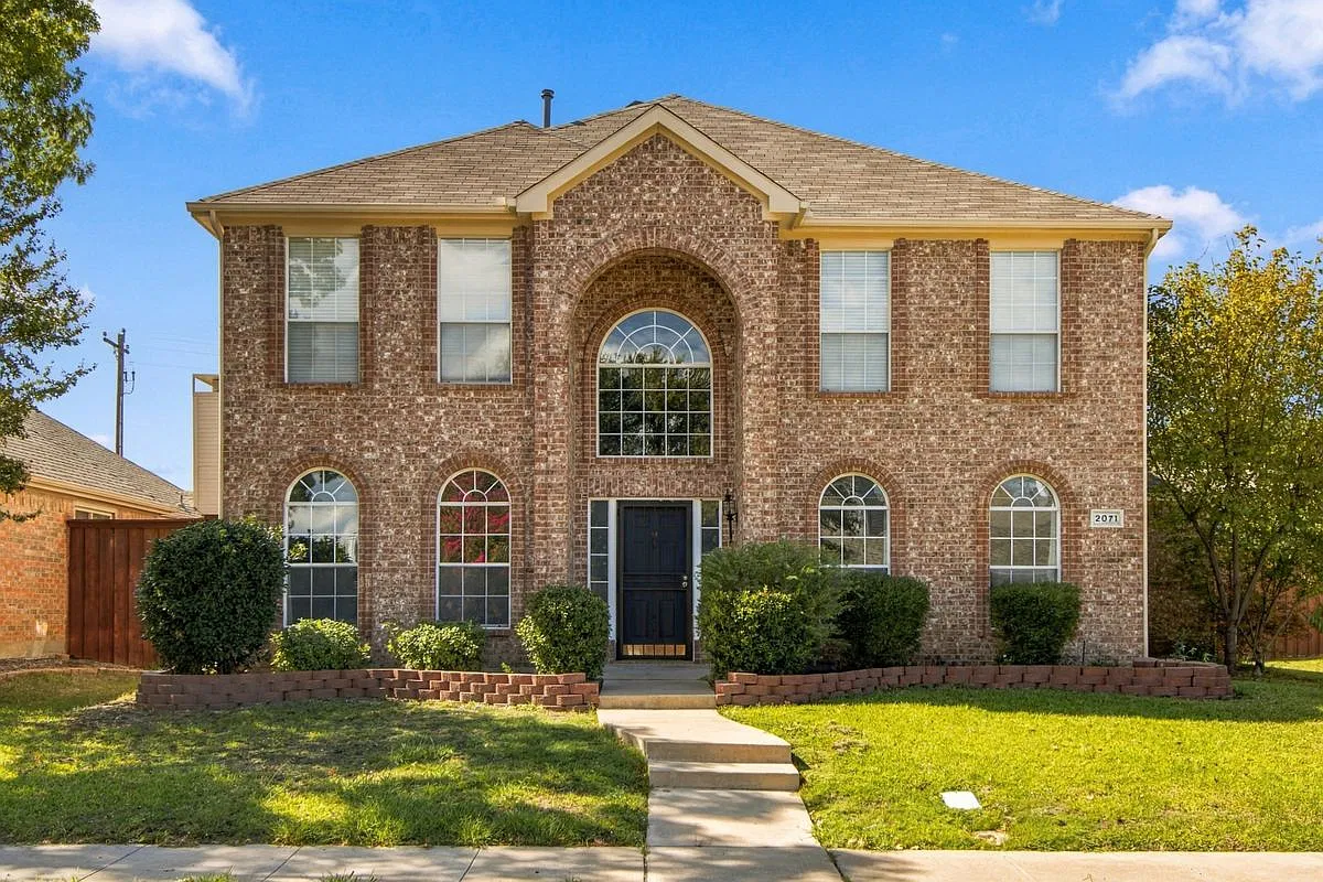4 bed, 2.5 bath, 2479 sqft, $3,200 — Photo 1