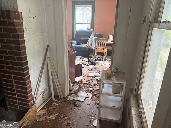 4th image of 526 Nelson St