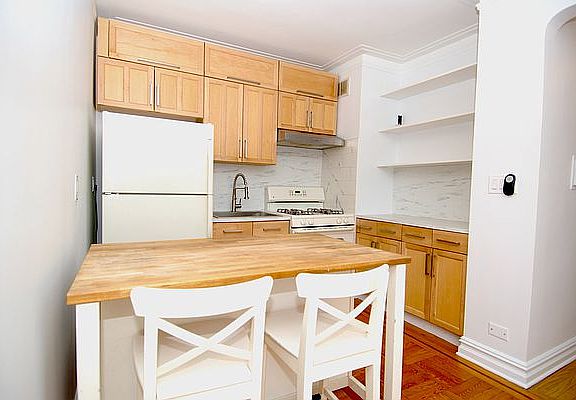 3rd image of 50 Park Ter E APT 7M