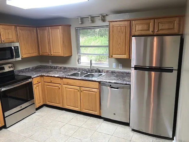 HUGE 4/2 - Walk to FSU! Available 2027!! — Photo 3