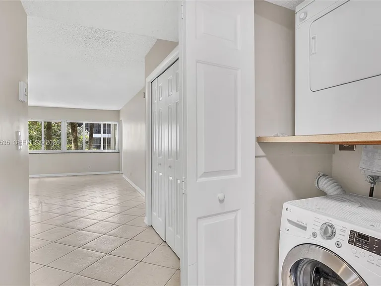 100 Lakeview Dr #201 — Photo 4