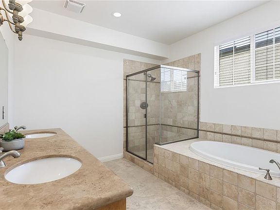 4th image of 12407 Moorpark St