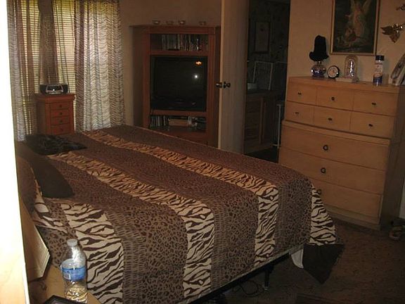 3rd image of 105 Kelly Ln